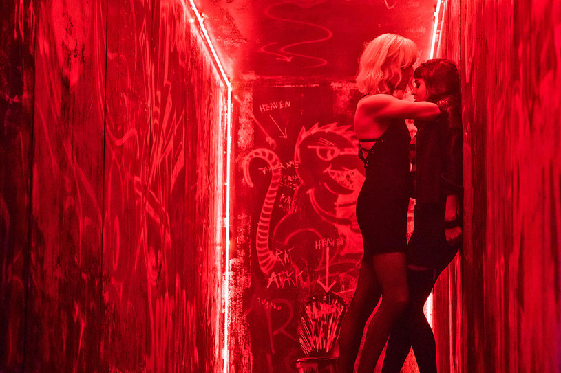 W "Atomic Blonde" nie brakuje erotycznych scen z udziałem Charlize Theron i Sofii Boutelli /materiały prasowe