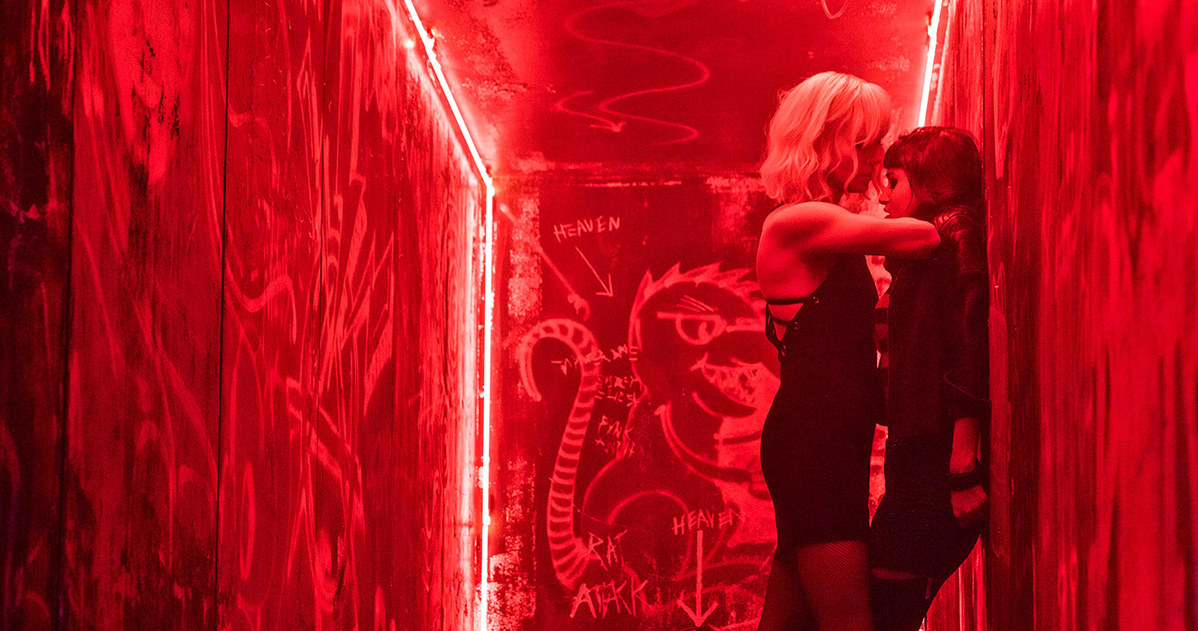 W "Atomic Blonde" nie brakuje erotycznych scen z udziałem Charlize Theron i Sofii Boutelli /materiały prasowe