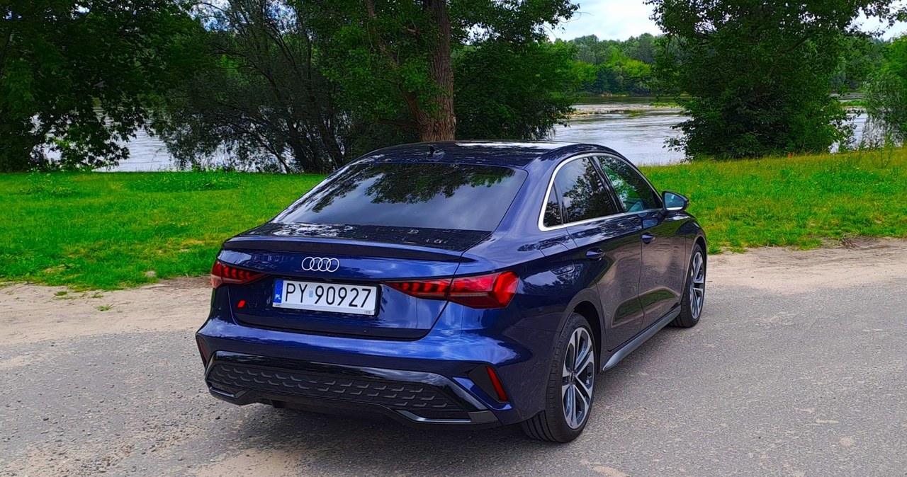 W Audi A3 po modernizacji znajdziemy już tylko nazwę modelu. Pozostałe informacje zostały przeniesione na słupek B. /Maciej Olesiuk /INTERIA.PL