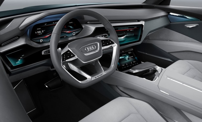 W Audi e-tron quattro mogliśmy zobaczyć najnowszą interpretację wieloekranowej deski rozdzielczej, która pojawi się w nowych A6, A7 i A8. /Informacja prasowa