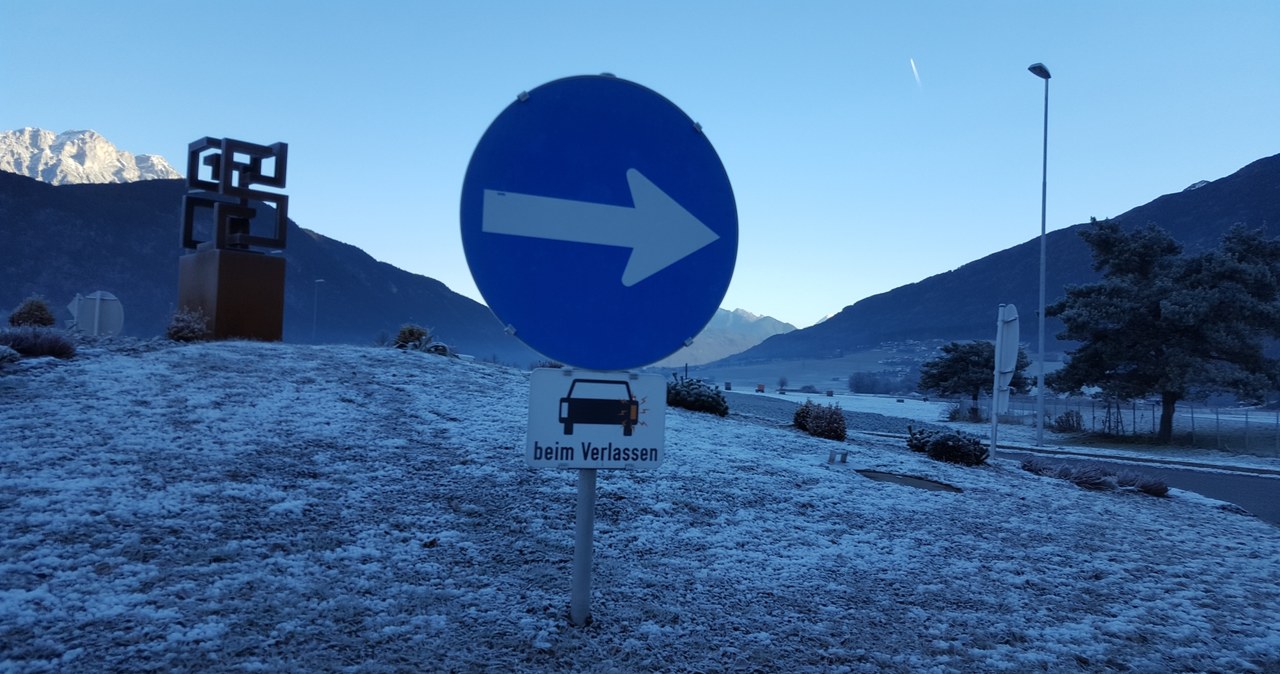 W Austrii  na specjalnych znakach informuje się, że na rondzie włącza się tylko  prawy kierunkowskaz (przy zjeździe z ronda) /INTERIA.PL