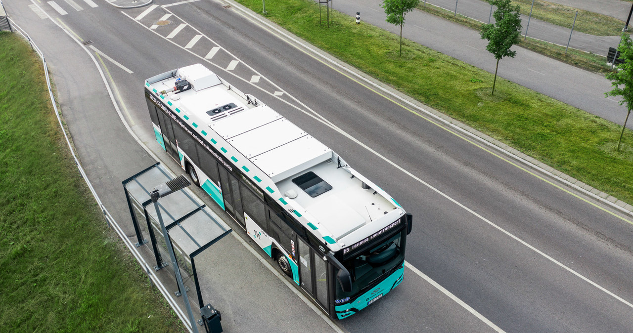 W autobusach butle CNG montowane są na dachu. To najbezpieczniejsze i najbardziej komfortowe rozwiązanie. Pozwala zachować płaską podłogę /Informacja prasowa