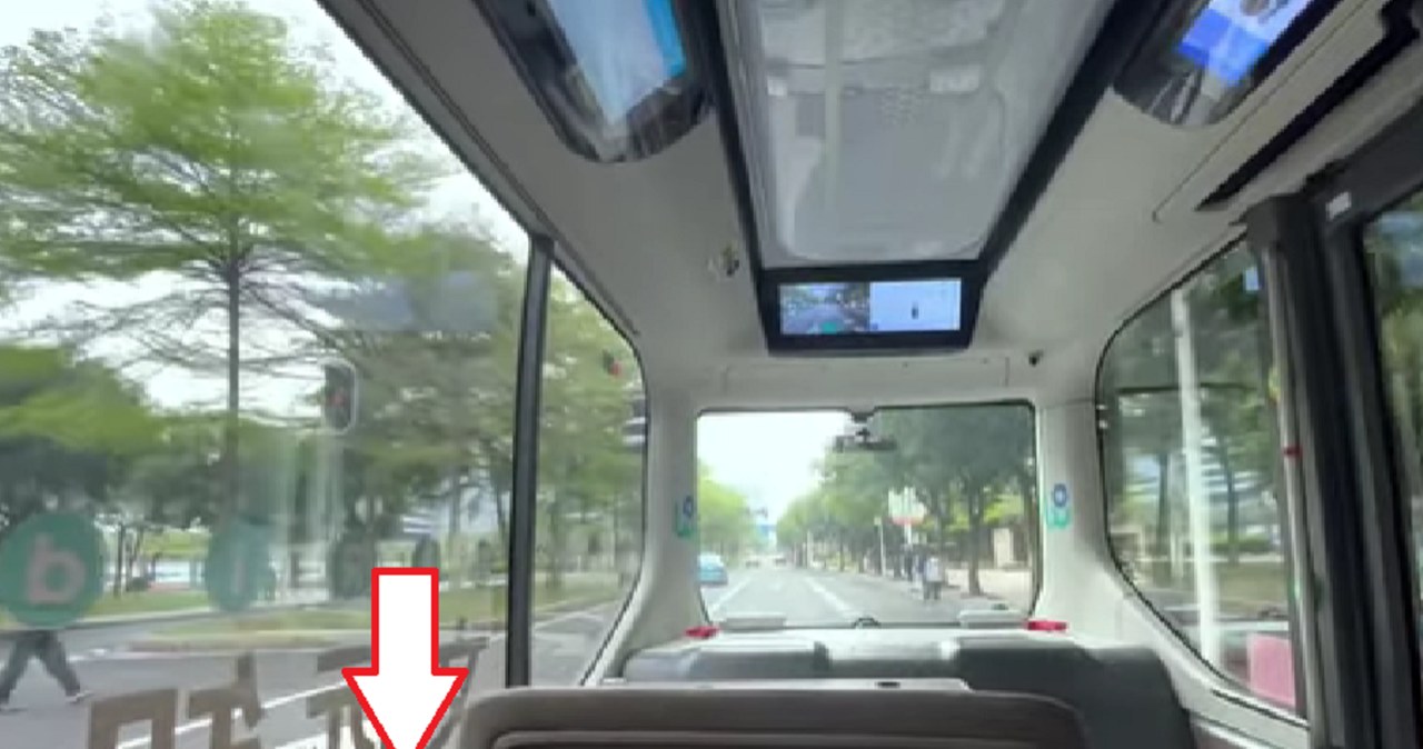 W autobusie są umieszczone "przyciski bezpieczeństwa", dzięki którym w sytuacji awaryjnej w każdej chwili można pojazd zatrzymać / autor filmu: CN Walking / YouTube /YouTube