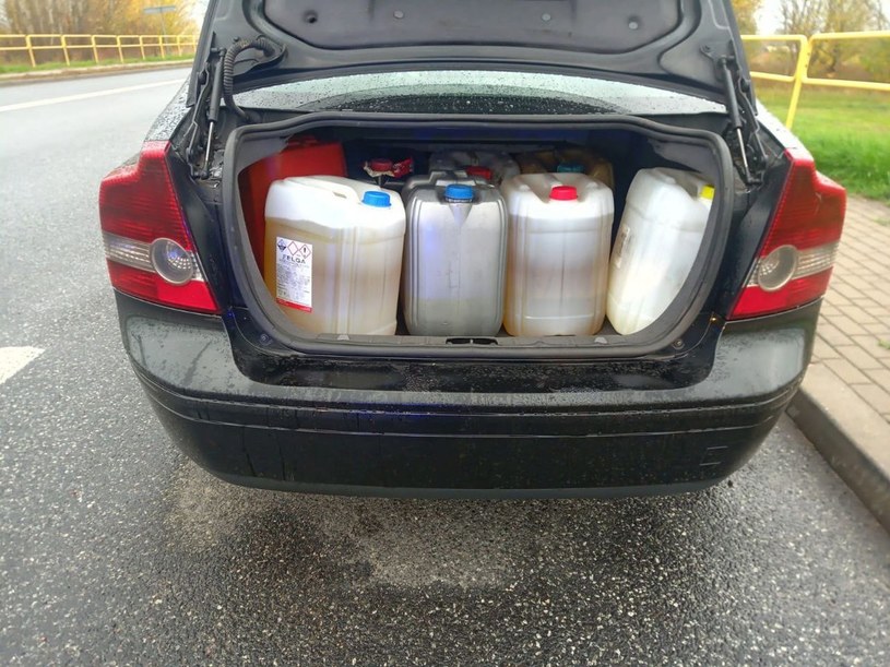 W bagażniku Volvo, którym poruszał się 25-latek, znajdowały się pojemniki z olejem napędowym /Policja Mazowiecka  /Policja