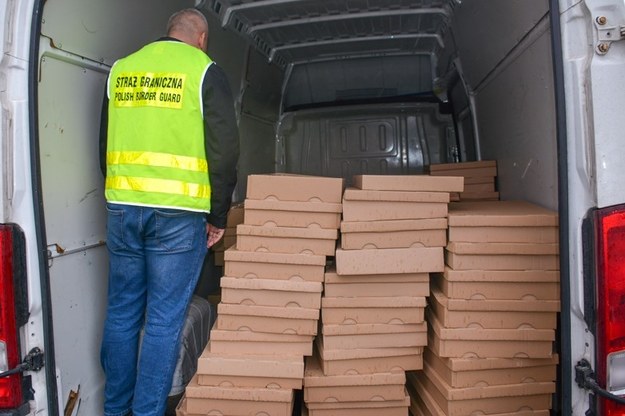 W bagażniku, w pudełkach po pizzy, znajdowało się 618 tys. sztuk nielegalnych papierosów /Straż graniczna Warmińsko-mazurska /Materiały prasowe