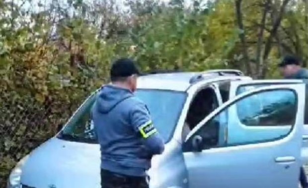 W bagażniku wywieźli mężczyznę do lasu 