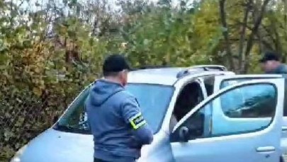 W bagażniku wywieźli mężczyznę do lasu 