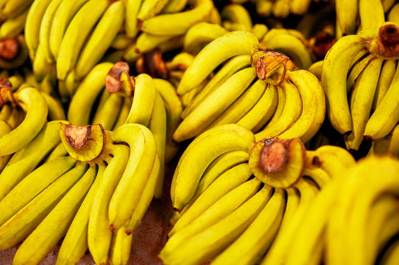 W bananach znajduje się duża ilość potasu. Warto często po nie sięgać /123RF/PICSEL