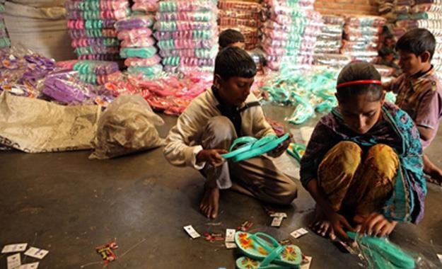 W Bangladeszu wciąż zatrudniane są dzieci /TVN