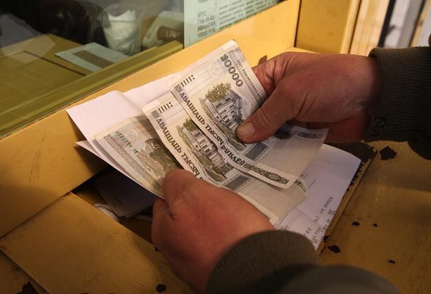 W bankach nie ma kolejek chętnych do lokowania pieniędzy na wysokie procenty /AFP