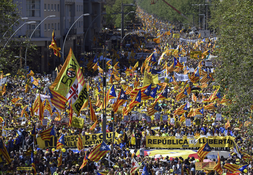 W Barcelonie domagano się uwolnienia zwolenników niepodległości Katalonii /LLUIS GENE /AFP
