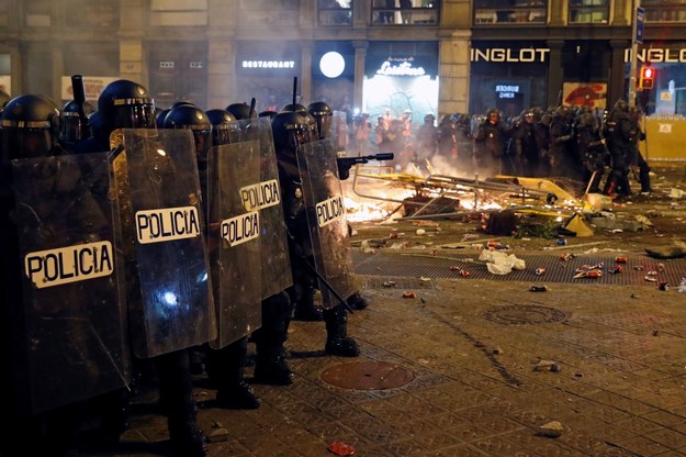 W Barcelonie doszło do starć policji z demonstrantami /TONI ALBIR /PAP/EPA