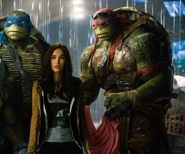W bardziej familijnym wydaniu oglądaliśmy Megan Fox w "Wojowniczych Żółwiach Ninja" (2014), gdzie wcieliła się w reporterkę wspierającą tytułowe zwierzęta w walce o uratowanie Nowego Jorku. Dwa lata później jej bohaterka wróciła w sequelu produkcji.

"W pierwszym filmie jest skupiona na swych ambicjach, w tym zdecydowanie bardziej oddana jest związkowi, jaki łączy ją z Żółwiami, na przetrwaniu tej rodziny" - opowiadała aktorka. "Megan ma niezwykły kontakt z chłopakami, którzy wcielają się w postacie Żółwi. Nawet kiedy kamera jest wyłączona, ciągle śmieją się, bawią" - komplementował aktorkę reżyser Dave Green. 