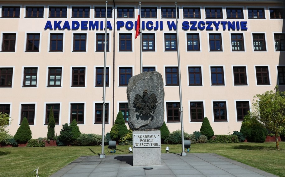 W basenie należącym do akademii sanepid wykrył bakterię pałeczki ropy błękitnej /Shutterstock