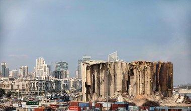 W Bejrucie runął silos. Ogromna chmura dymu nad miastem