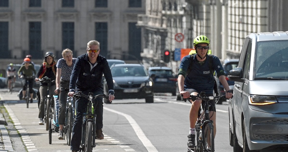 W Belgii rowerzyści mają być karani mandatami za przekroczenie prędkości 30 km/h /AFP