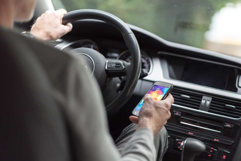 W belgijskiej prowincji Limburg za korzystanie z telefonu komórkowego w czasie jazdy kierowcy stracą prawo jazdy na 15 dni. Dotyczy to również obcokrajowców /123RF/PICSEL