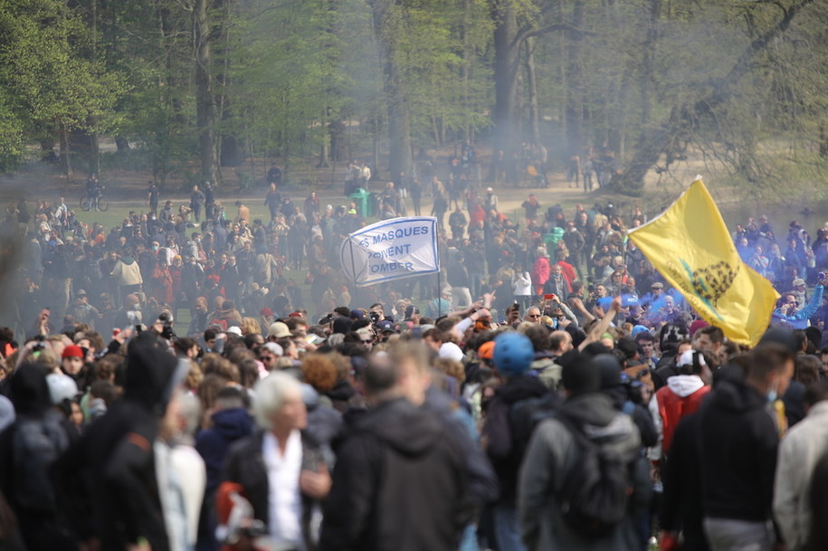 W belgijskim parku zgromadziły się tłumy ludzi /OLIVIER HOSLET /PAP/EPA