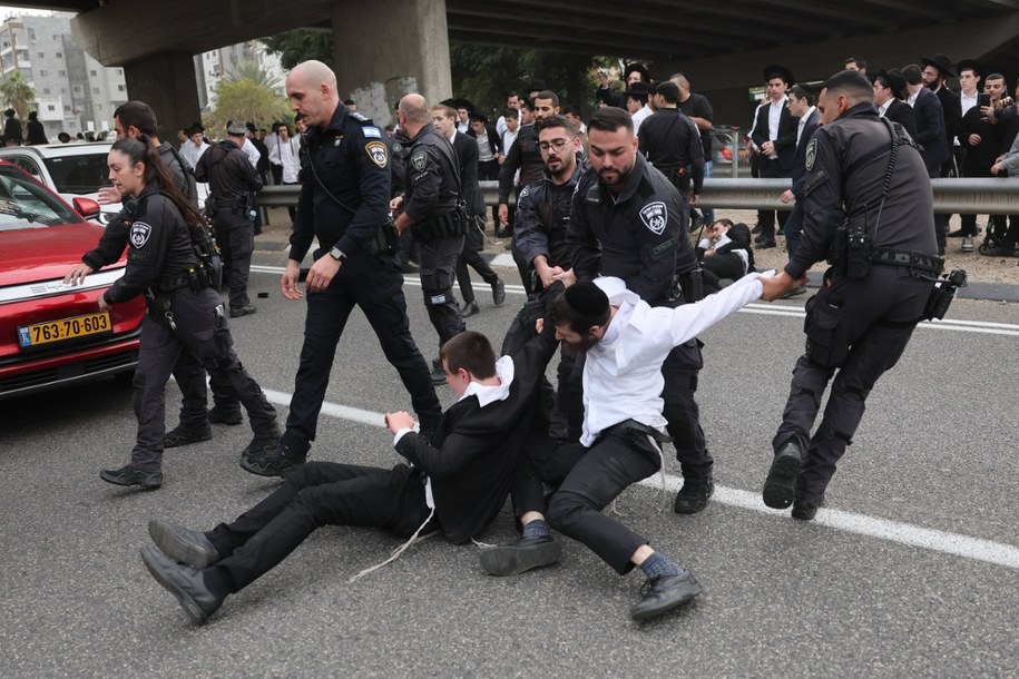 W Bene Berak jest niespokojnie od wielu dni. Tak wyglądał protest przeciwko wcielaniu ultraortodoksyjnych Żydów do wojska 9 lutego. /	ABIR SULTAN /PAP/EPA