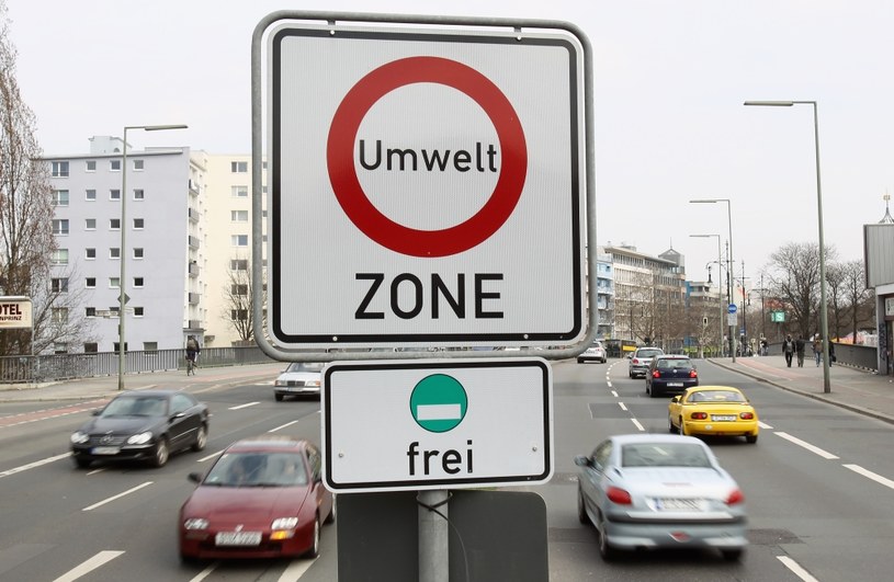 W Berlinie należy mieć plakietkę, która określa normę emisji spalin i umożliwia (lub nie) wjazd do centrum /Getty Images