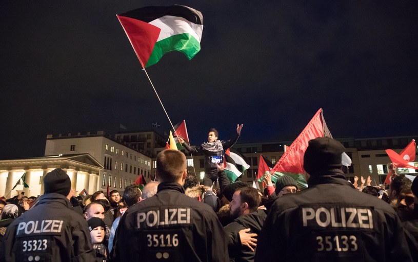 W Berlinie trwają protesty przeciw decyzji Trumpa w sprawie Jerozolimy /HAYOUNG JEON /PAP/EPA