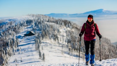 W Beskidach leży sporo śniegu. Warunki na szlakach są trudne