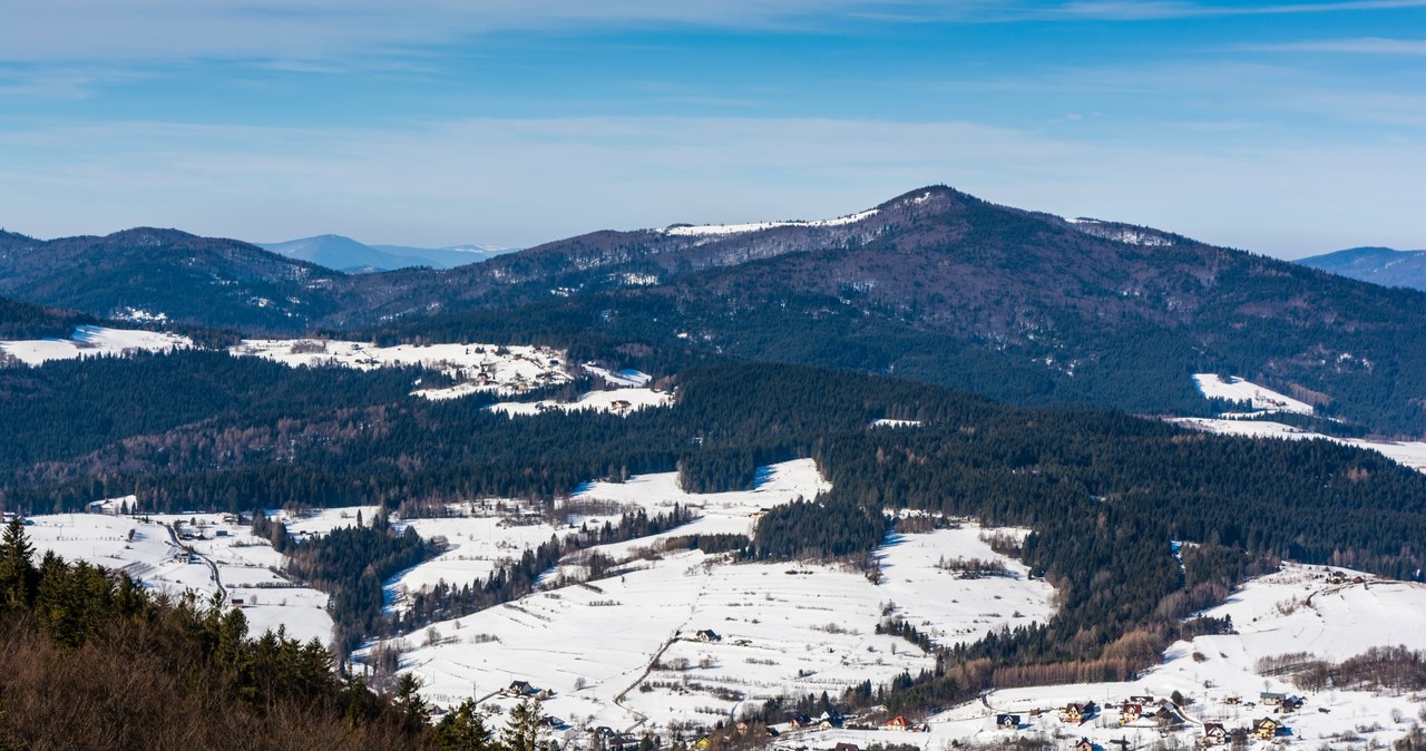 W Beskidzie Żywieckim znajdziemy malowniczy szlak na szczyt Rachowiec (954 m n.p.m.). /123RF/PICSEL