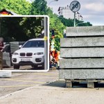 W biały dzień kradł płyty chodnikowe i ładował do BMW. Jednego nie przewidział