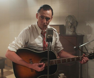 W biograficznym filmie "I Saw The Light" Tom Hiddleston wcielił się w postać legendarnego piosenkarza country Hanka Williamsa. Mimo iż film nie zebrał najlepszych recenzji, krytycy chwalili występ aktora, który pokazał woklane umiejętności, wykonując samodzielnie największe przeboje Williamsa.
 