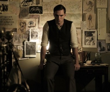 W biograficznym filmie "Tolkien" Hoult wcielił się w postać autora "Hobbita" w przełomowym dla niego okresie życia studenckiego. Wtedy jest młodym romantykiem, a potem żołnierzem i minie wiele czasu, zanim w roku 1937 opublikuje swoją głośną powieść.

„U Nicholasa zaintrygowała mnie przede wszystkim jego inteligencja” - wyjaśnił reżyser filmu. „Jest błyskotliwy, co jest potrzebne, gdy gra się takiego geniusza jak Tolkien. Po drugie jest zabawny, podobnie jak sam Tolkien, znany z tego, że przebierał się za rycerza i chodził po ulicach, strasząc mieszkańców Oksfordu! Nick w pełni uosabiał te cechy. Przez wiele miesięcy przygotowywał się do roli, a nawet uczył się rysunku tak jak sam Tolkien, siedząc na fotelu do charakteryzacji na planie X-MEN. I wreszcie, Nick to aktor gotowy powtarzać ujęcie, za każdym razem próbując osiągnąć inny efekt. Nigdy nie przestaje szukać najlepszej wersji danej sceny” - mówił twórca "Tolkiena".