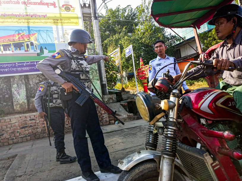 W Birmie to wojsko rozdaje karty /STR/NurPhoto /Getty Images