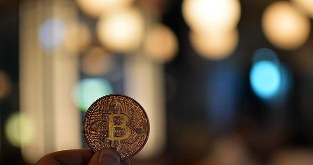 W bitcoinach ulokowanych może być już nawet 12 mld dolarów /AFP
