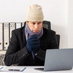 W biurze jest zbyt zimno? Sprawdź, w jakiej temperaturze możesz odmówić pracy