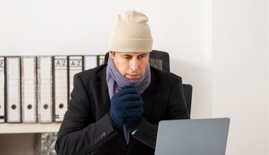 W biurze jest zbyt zimno? Sprawdź, w jakiej temperaturze możesz odmówić pracy