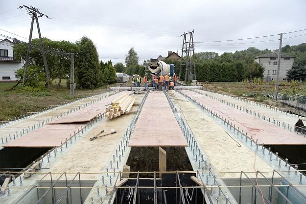 W Błażowej na Podkarpaciu trwa budowa pierwszego w Polsce mostu z materiałów kompozytowych /PAP