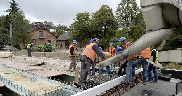 W Błażowej na Podkarpaciu trwa budowa pierwszego w Polsce mostu z materiałów kompozytowych /PAP