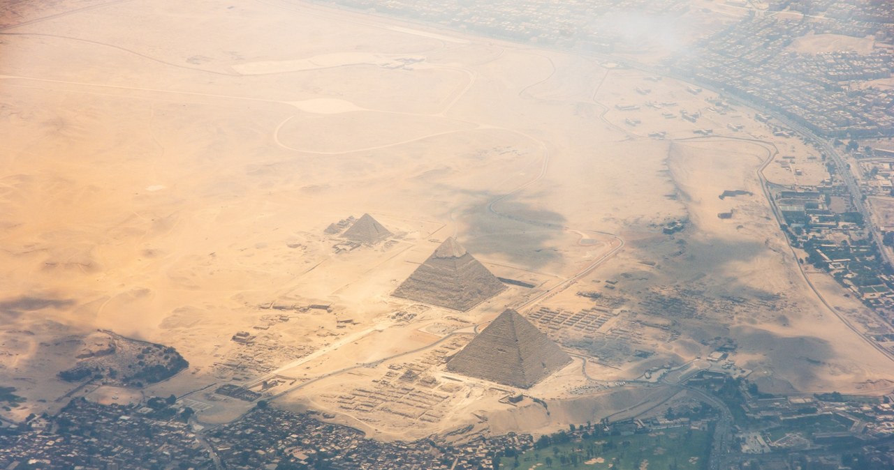 W bliskim sąsiedztwie piramid znajduje się egipskie miasto Giza /123RF/PICSEL