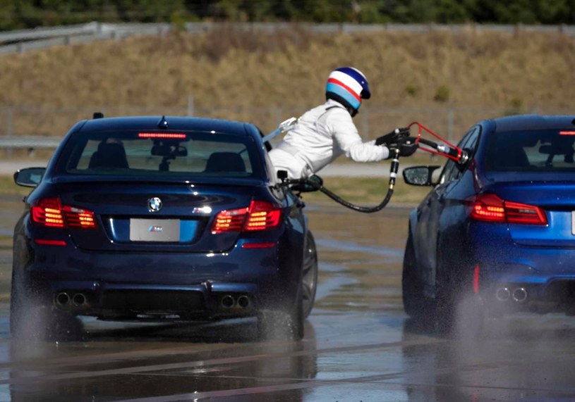 W BMW potrafią tankować samochody podczas jazdy w poślizgu. Tego rozwiązania nie polecamy. /materiały prasowe