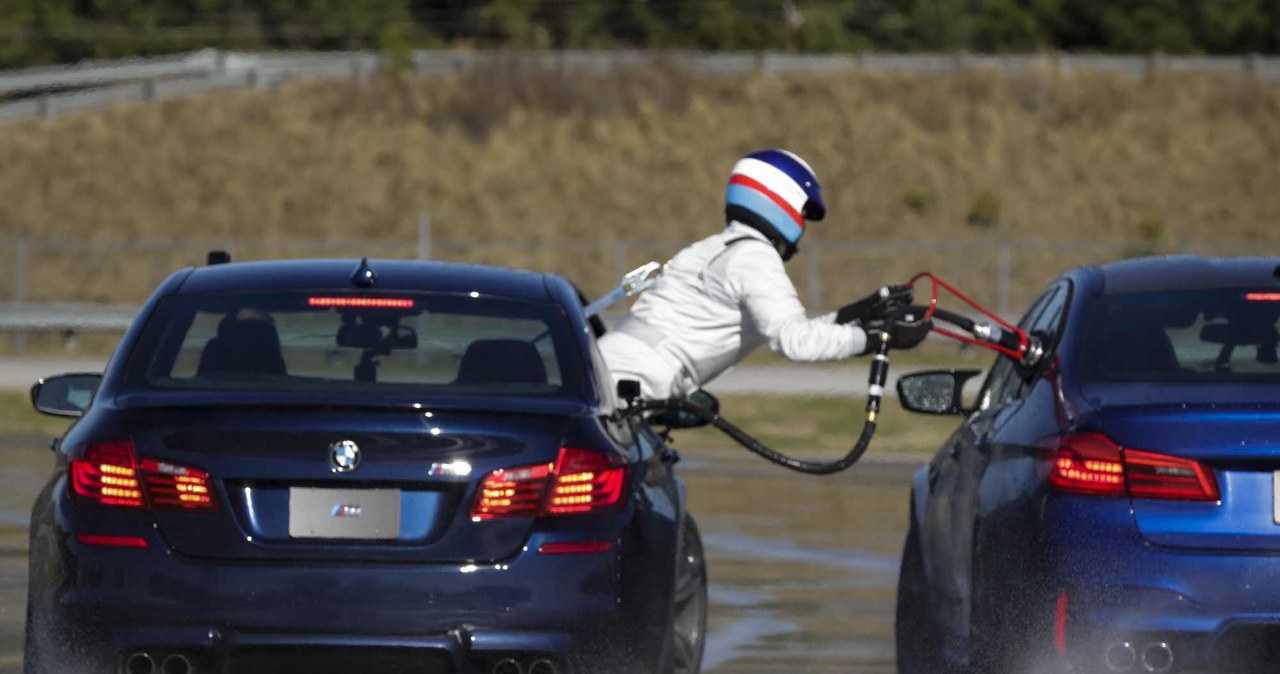 W BMW potrafią tankować samochody podczas jazdy w poślizgu. Tego rozwiązania nie polecamy. /materiały prasowe