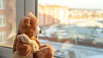 W body i sweterku. Po Chorzowie spacerował samotny 2-latek