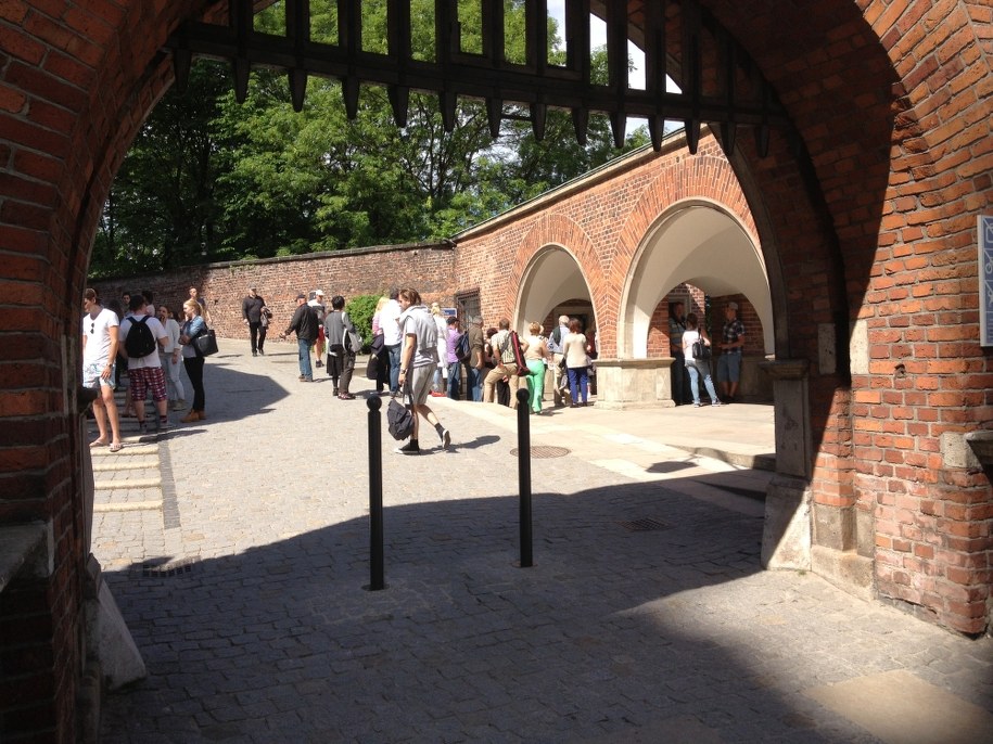 W Bramie Herbowej na Wawelu stanęły pachołki /Maciej Grzyb /RMF FM