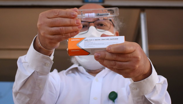 W Brazylii przeprowadza się testy chińskiej szczepionki Sinovac /Andre Borges /PAP/EPA