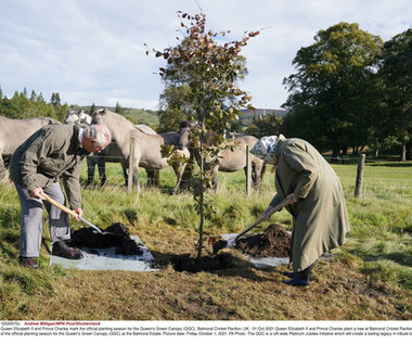 W. Brytania: Królowa Elżbieta II i książę Karol zasadzili drzewo