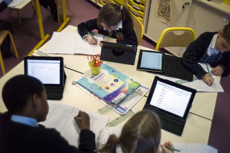W brytyjskich szkołach czeka sporo etatów do obsadzenia /AFP