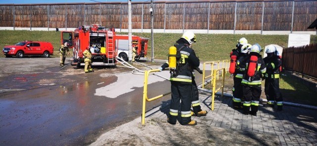 W budynku, w którym pojawił się ogień było 13 osób /Policja