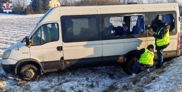W busie podróżowało 13 osób, 8 z nich zostało rannych /policja.pl /