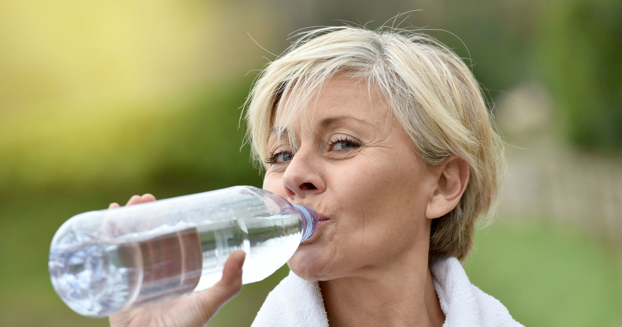 W butelkach z plastiku z recyklingu znaleziono mnóstwo mikroplastiku /123RF/PICSEL