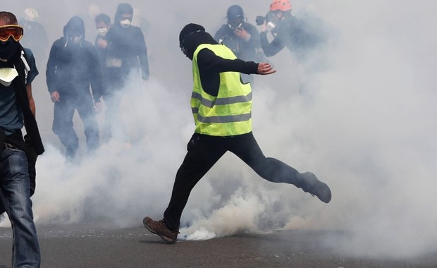 W całej Francji demonstrowało około 10 tys. "żółtych kamizelek"