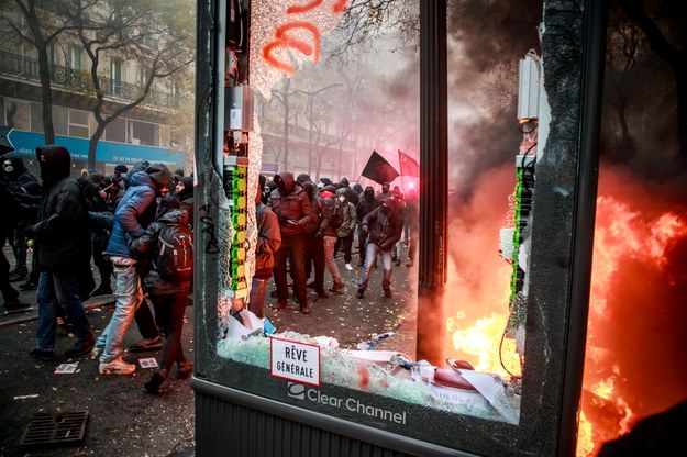 W całej Francji odbyły się dziś manifestacje przeciwko reformie systemu emerytalnego /CHRISTOPHE PETIT TESSON /PAP/EPA