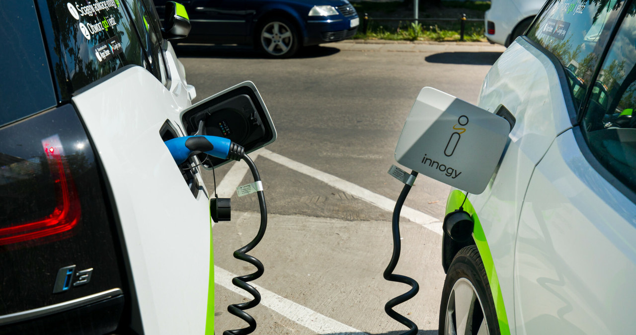 W całej Polsce jest tylko około 24 tys. aut elektrycznych, a już jest coraz większy problem z ich naładowaniem. Ładowarki nawet jeśli są, to przeważnie wolne /Arkadiusz Ziółek /East News